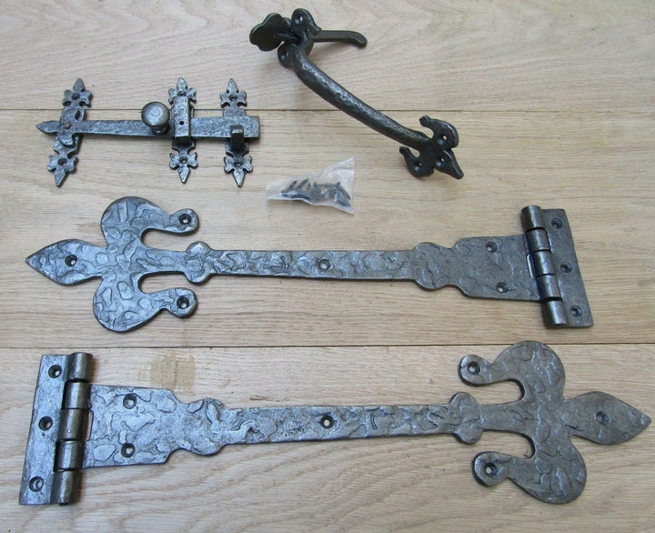 Set of 18inch Fleur de lys Hinges + 9inch Thumb latch Antique Iron.