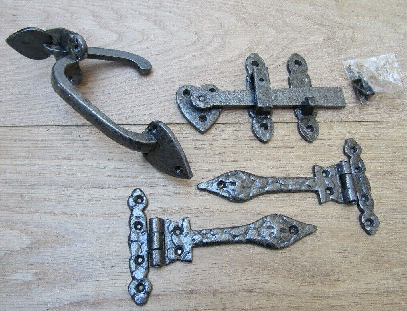Set of 6inch Leaf hinge + 7inch Thumb Latch Antique Iron.