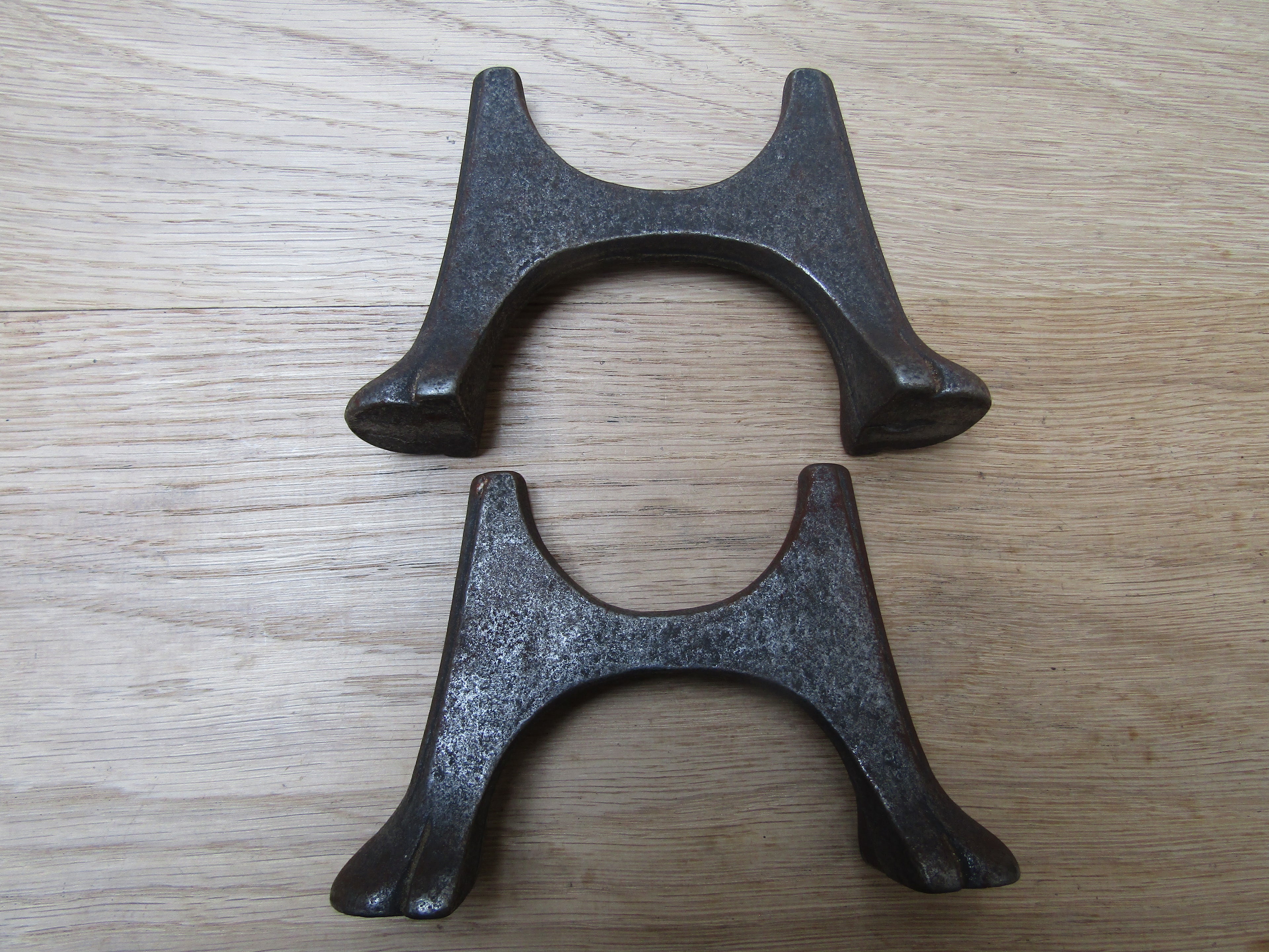 Pair of Medium Radiator Feet.