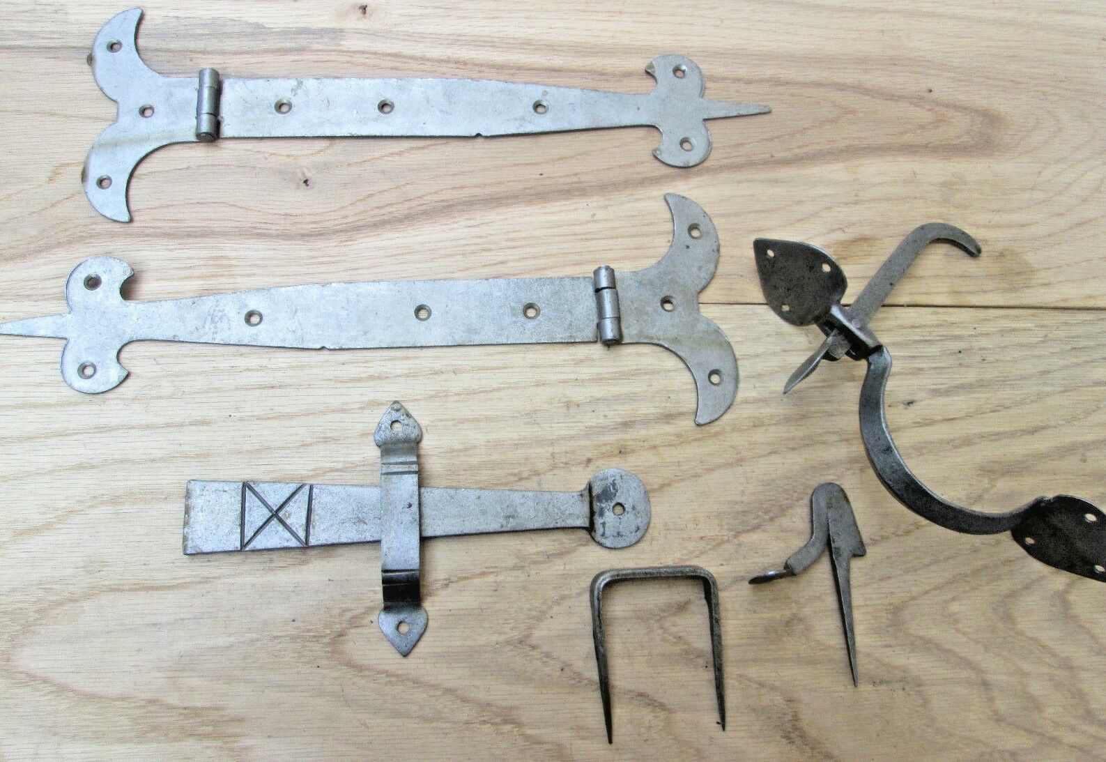Set Of 12inch Fleur De Lys Hinges & Spear Suffolk Latch Antique Iron.