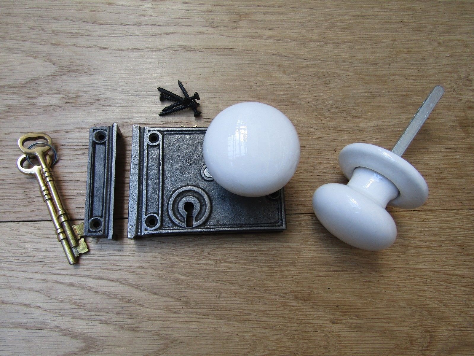 Horizontal Rim Lock Antique Iron & White Ceramic Set.