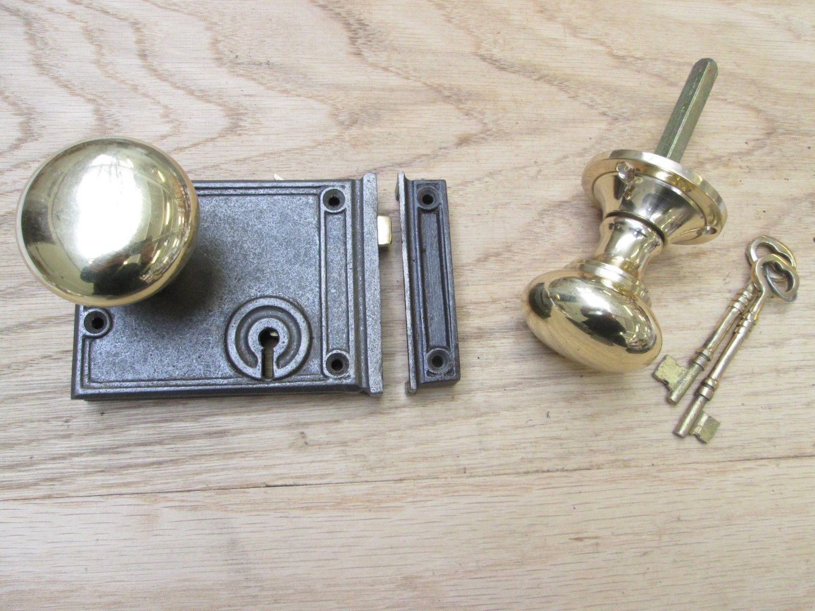 Horizontal Rim Lock Antique Iron & Victorian Round Rim Set.