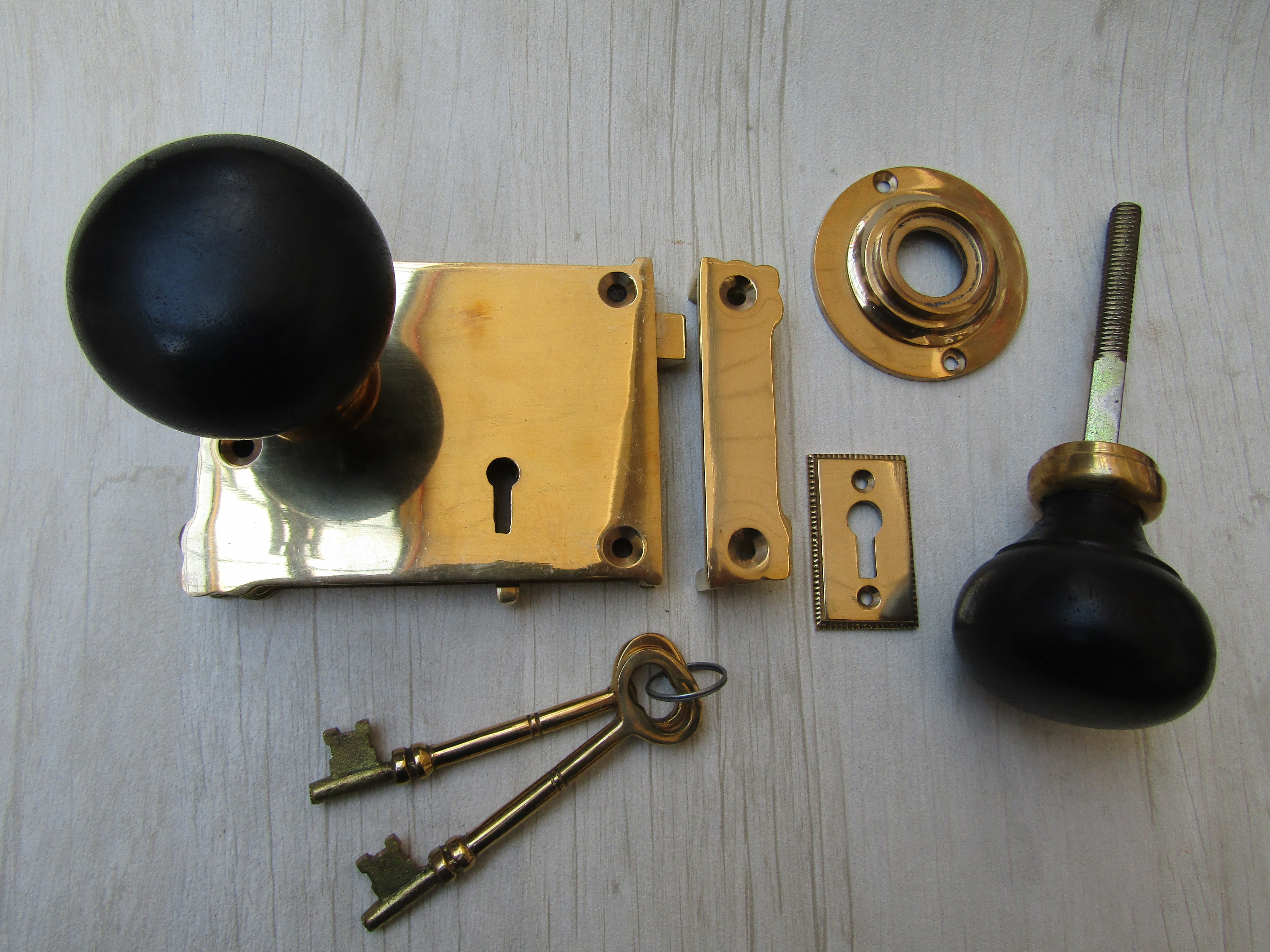 Eastlake Rim Lock with Ebony Bun & Brass Set – IjzerwarenWereld.com
