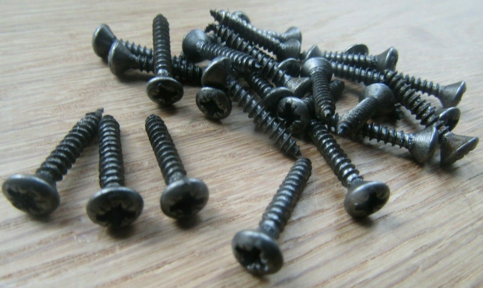 Pack Of 100 6G X 1.0 inch 3.5 X 25mm Pozi Antique Iron.