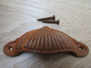 Ridged Cup Pull Handle Rust.