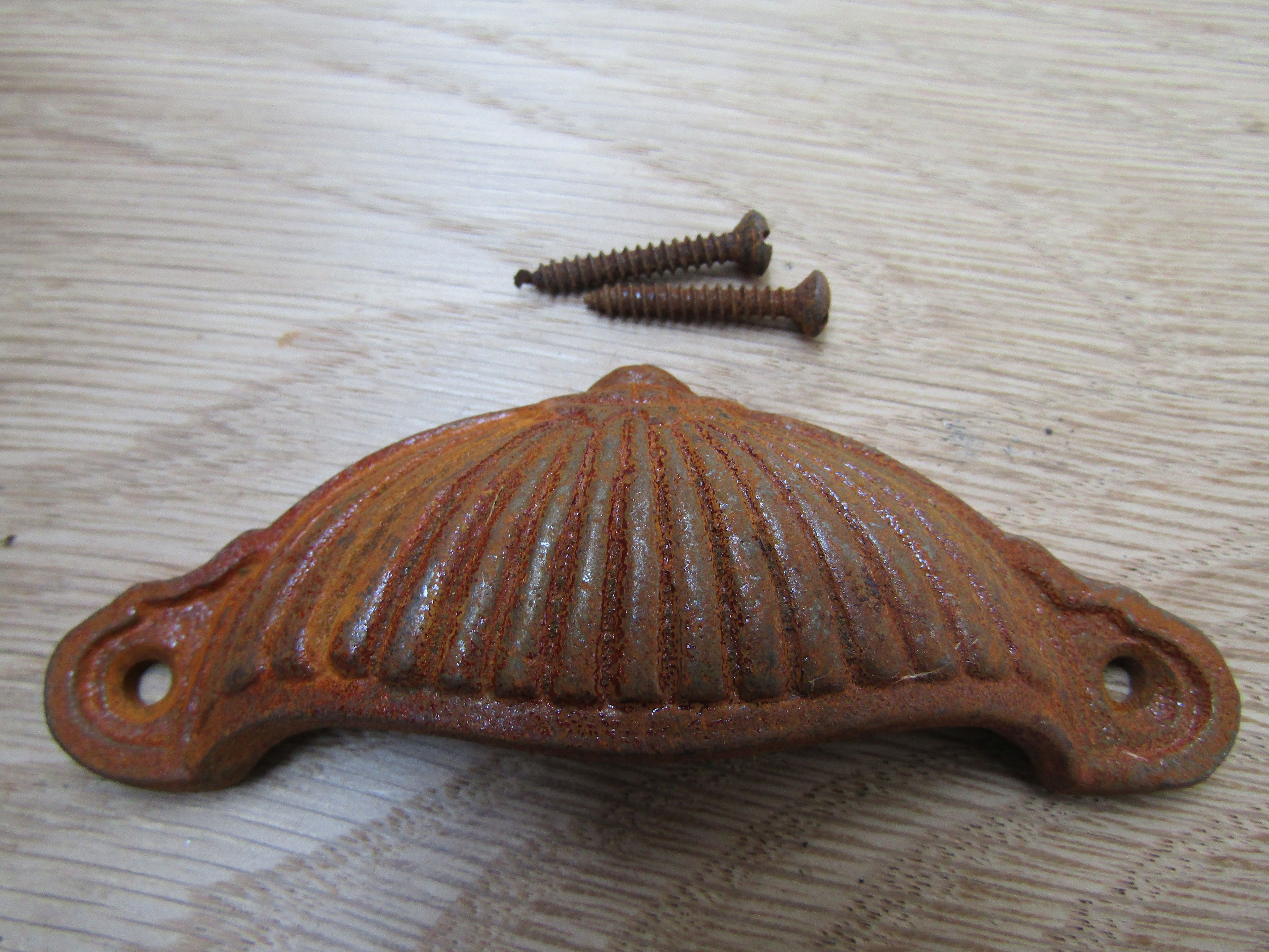 Ridged Cup Pull Handle Rust.