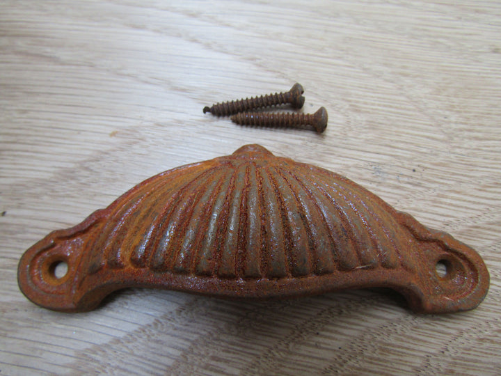 Ridged Cup Pull Handle Rust.