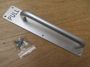 Pull Engraved Handle on Plate satin aluminium.