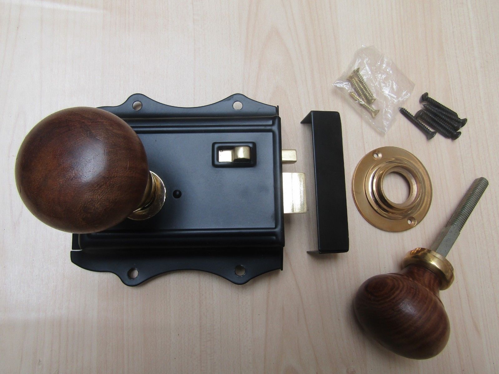 Olde Latch Black & Plain Bun Teak + Brass Set.
