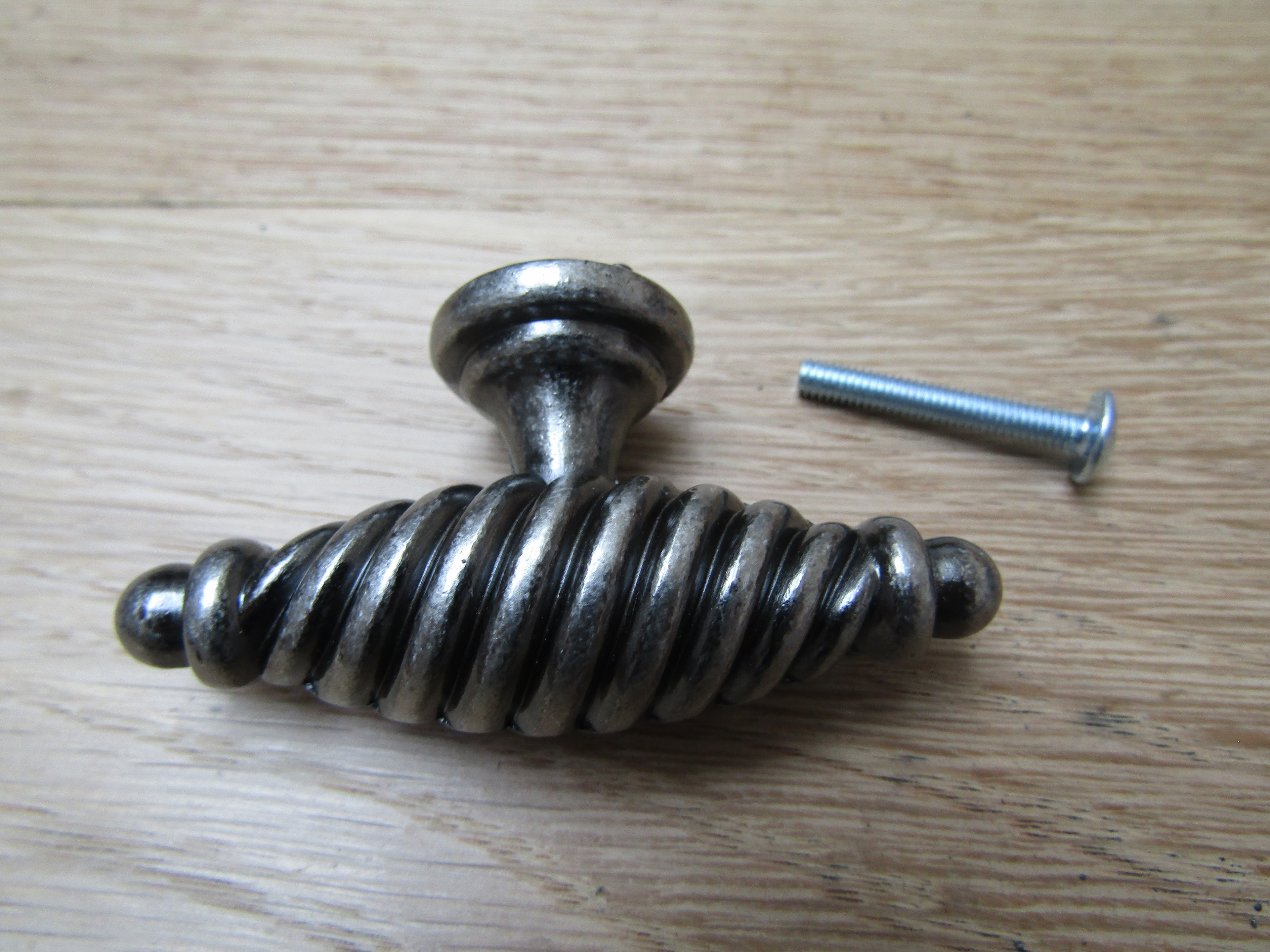 Twisted T Cabinet Knob 33mm.