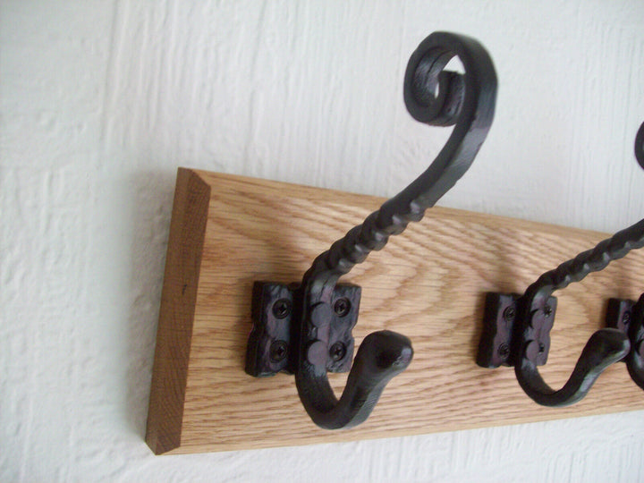 Ironmongery World Black Antique Twisted Gothic 6 Metal Coat Hook Rail 68cm.